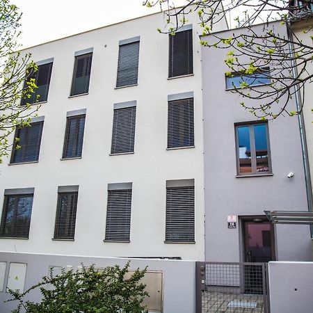 Black Field Apartment Бърно Екстериор снимка