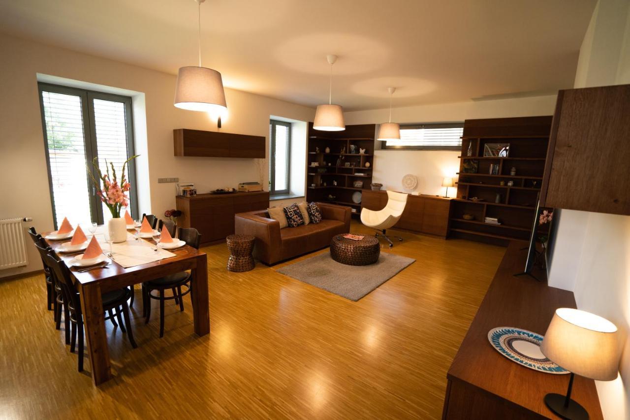 Black Field Apartment Бърно Екстериор снимка