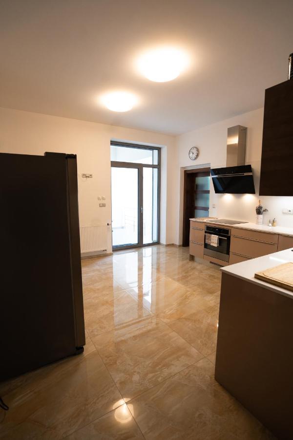Black Field Apartment Бърно Екстериор снимка