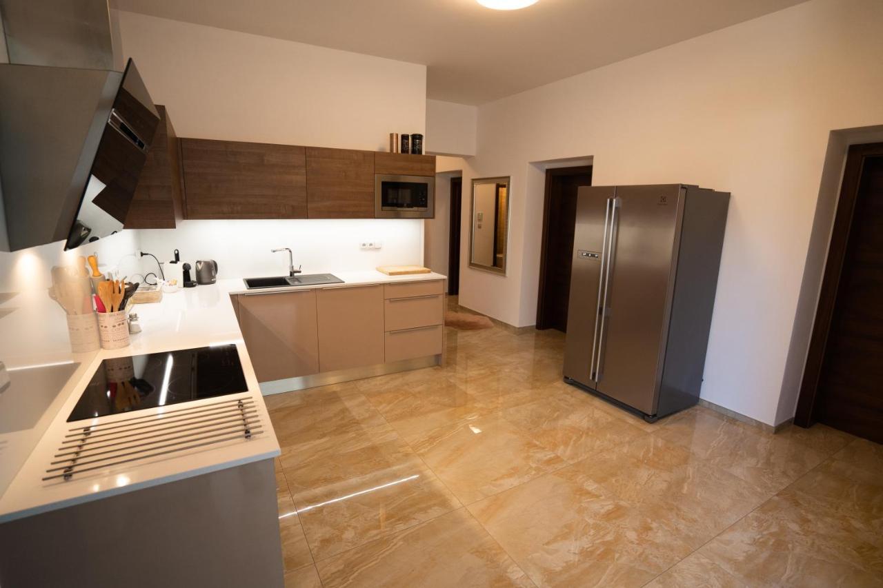 Black Field Apartment Бърно Екстериор снимка