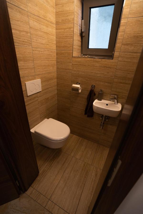 Black Field Apartment Бърно Екстериор снимка