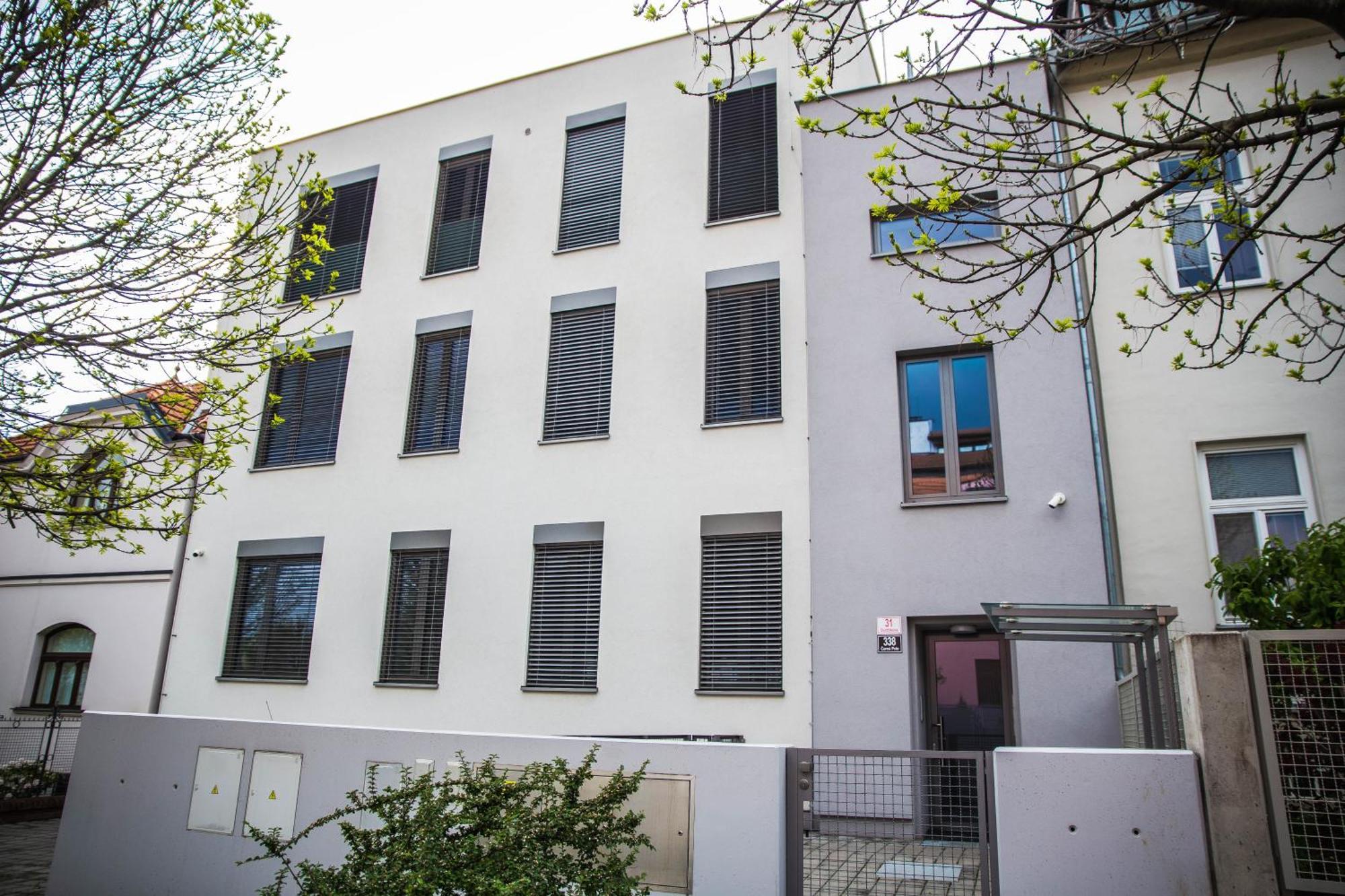 Black Field Apartment Бърно Екстериор снимка
